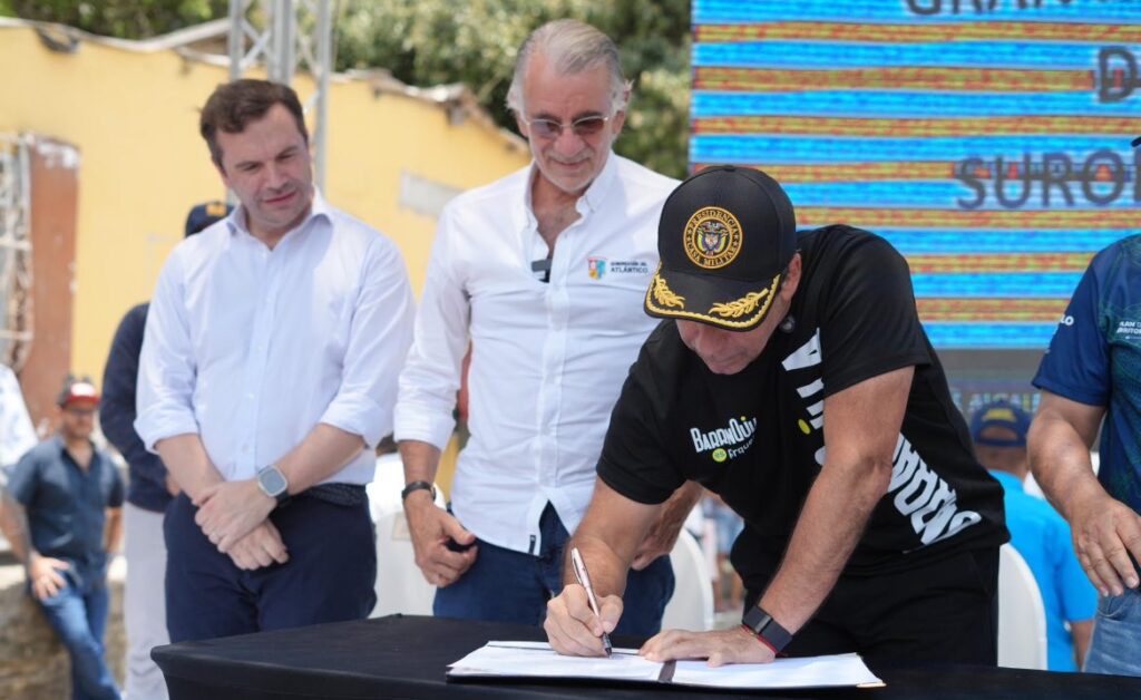 Alcalde Char coloca la primera piedra del Malecón del Suroriente