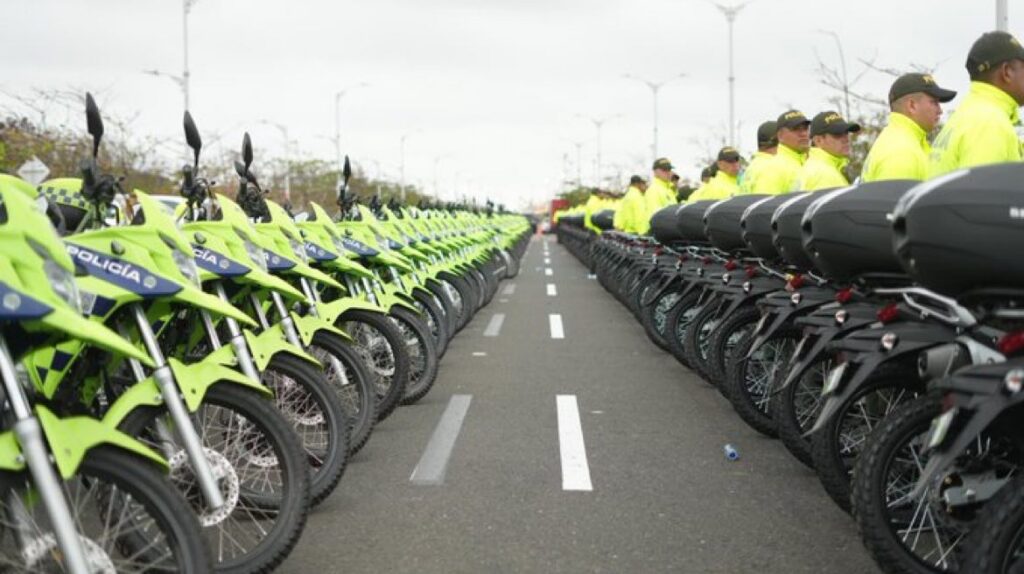 Alcalde Char y goberndor Verano entregaron equipos a la Policia Metropolitana para que fortalezcan la seguridad del AMB