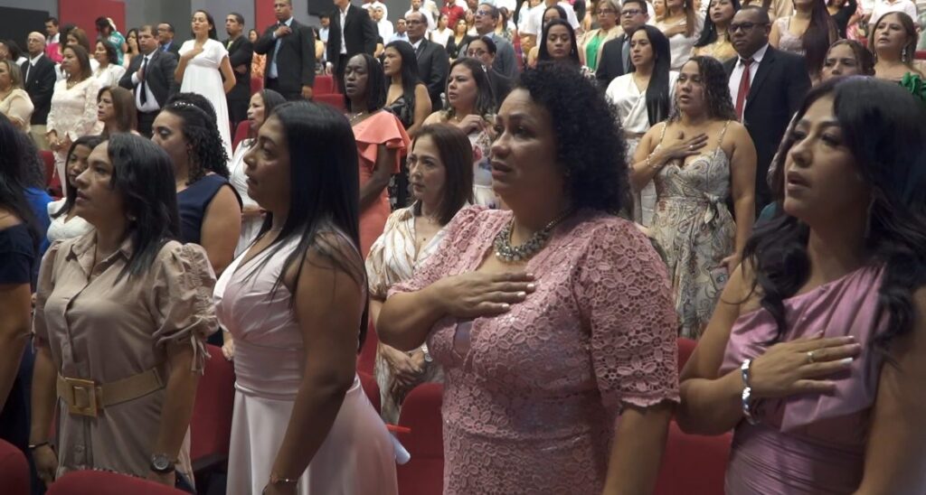 112 docents recibieron Becas y se graduaron con un titulo de Maestría en Educación