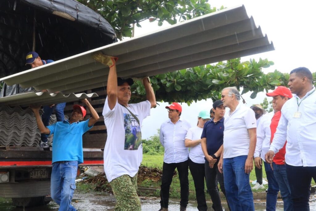 Gobernador del Atlántico supervisó entrega de materiales de construcción a familias damnificadas por vendaval