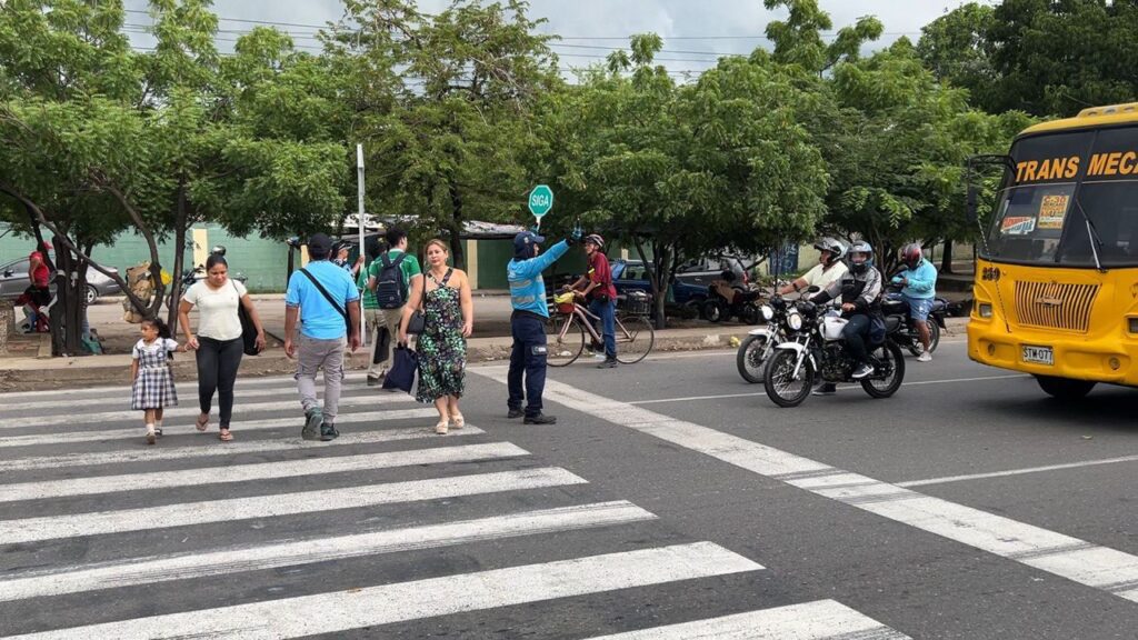 Reguladores de tránsito en Soledad apoyan a la ciudadanía en los pasos peatonales