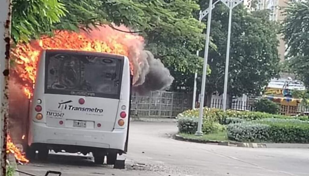 Cuerpo de Bomberos sofocó a tiempo a un bus alimentador del Transmetro