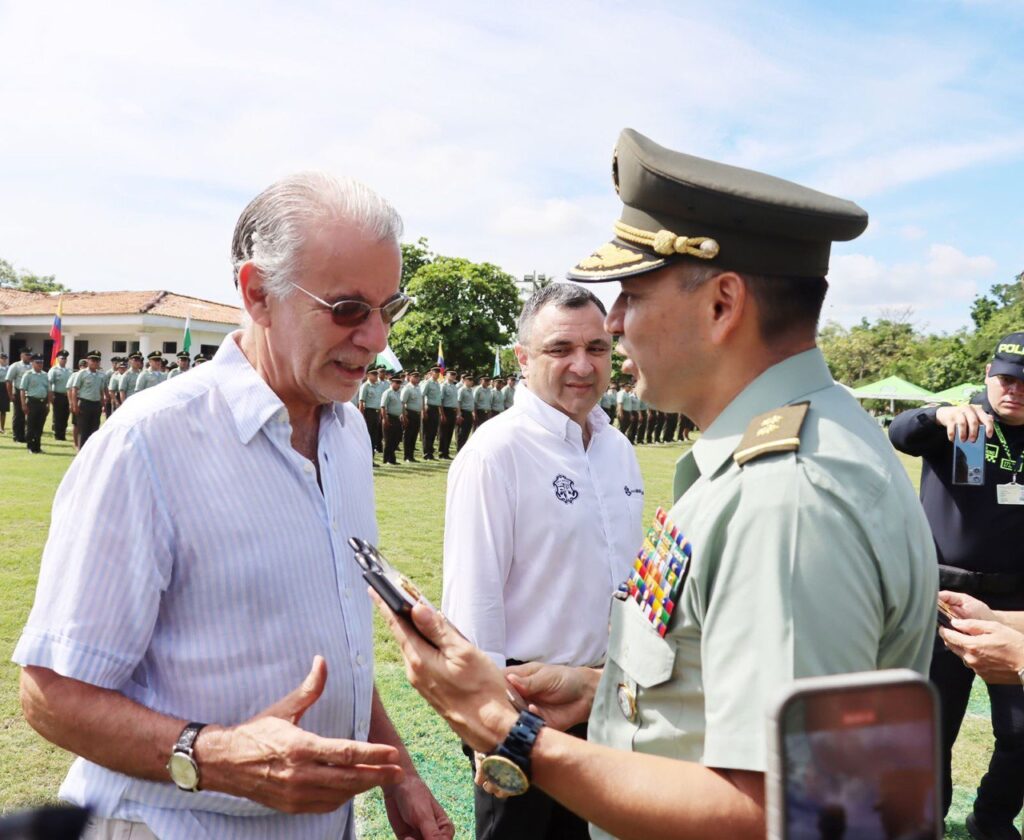 El brigdier General Wharlinton Iván Gualdrón condecoró al Gobernador Verano