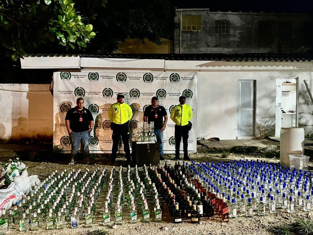 Contundente golpe en el barrio Las Nieves al incautar las autoridades botellas vacías utilizadas para licor adulterado