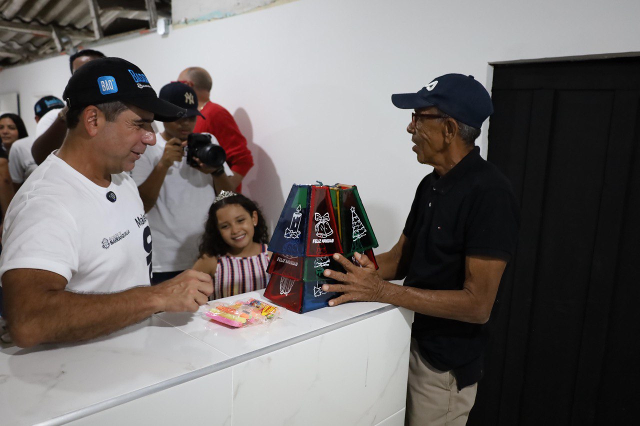 Felices familias de tres barrios de Barranquilla al recibir los mejoramientos de vivienda