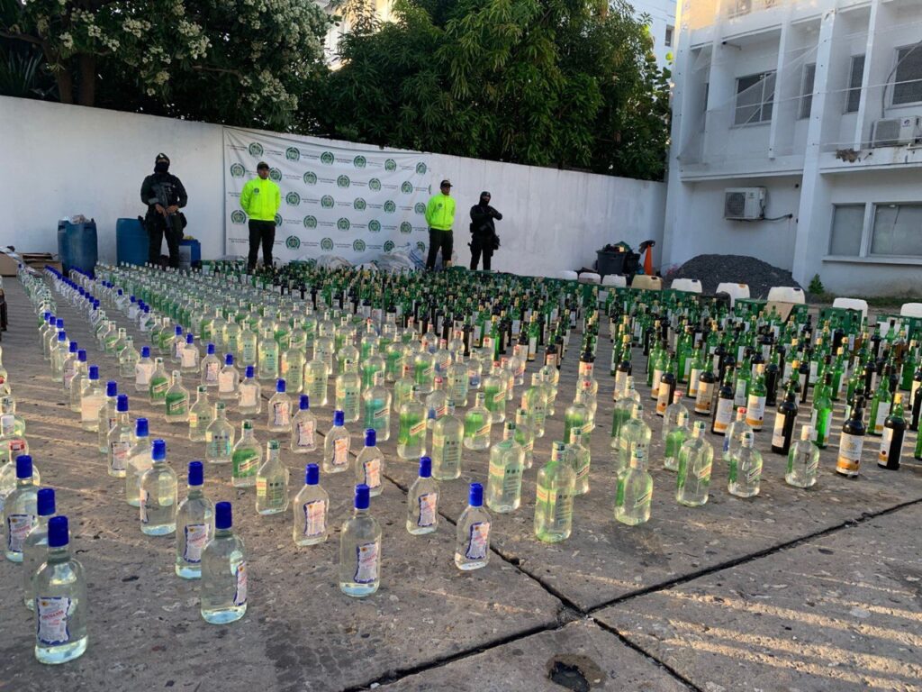 Más de mil botellas de licor adulerado incautó la Policía