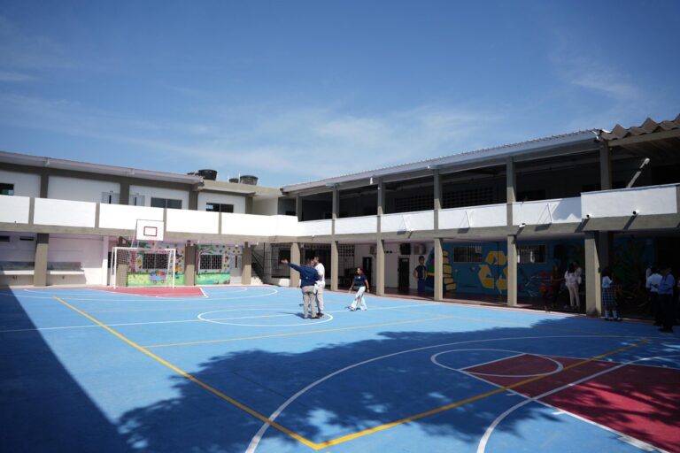 ALCALDE CHAR ENTREGÓ LAS INSTALACIONES DEL COLEGIO jOSÉ EUSEBIO CARO, RENOVADAS.