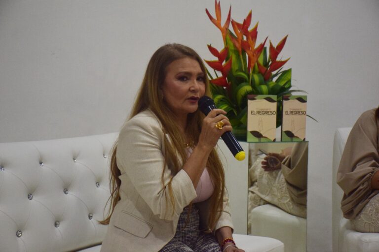 Jackeline presnetó su libro El Regreso