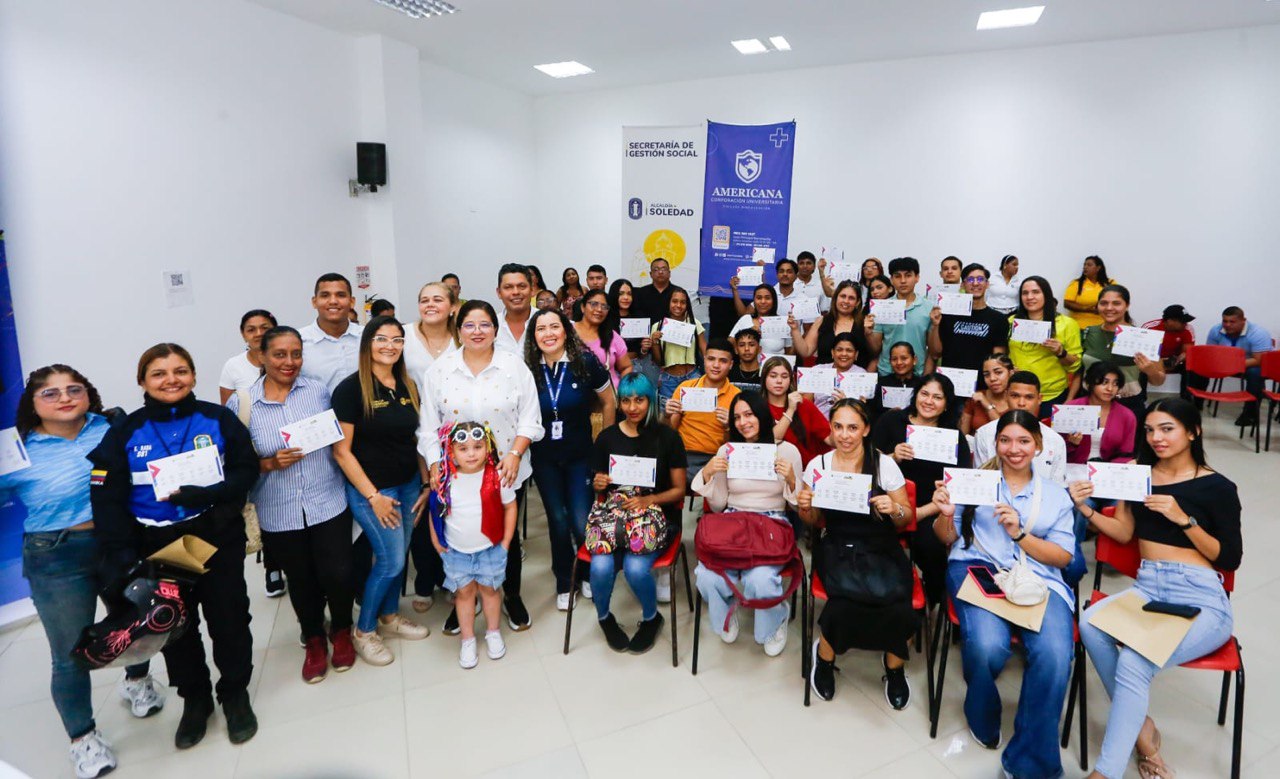 Alcaldía de Soledd enrega Becas en alianza con la Corporación Americana