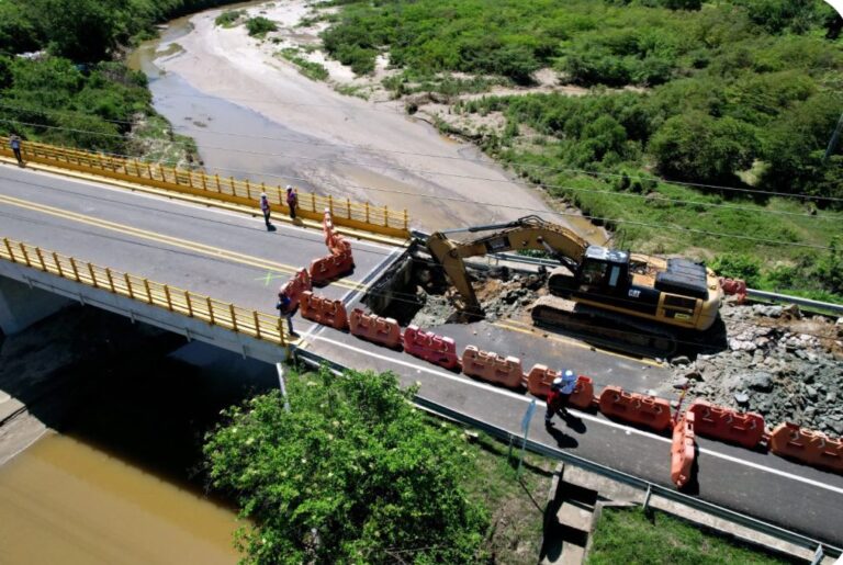 Avanzan trbajos en el ouente de Juan de Acosta