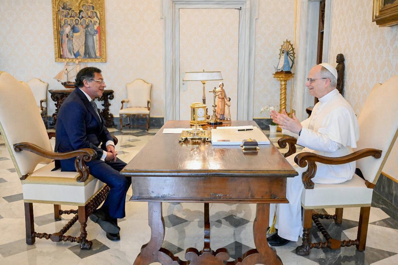 PAPA FRANCISCO Y EL PRESIDENTE PETRO