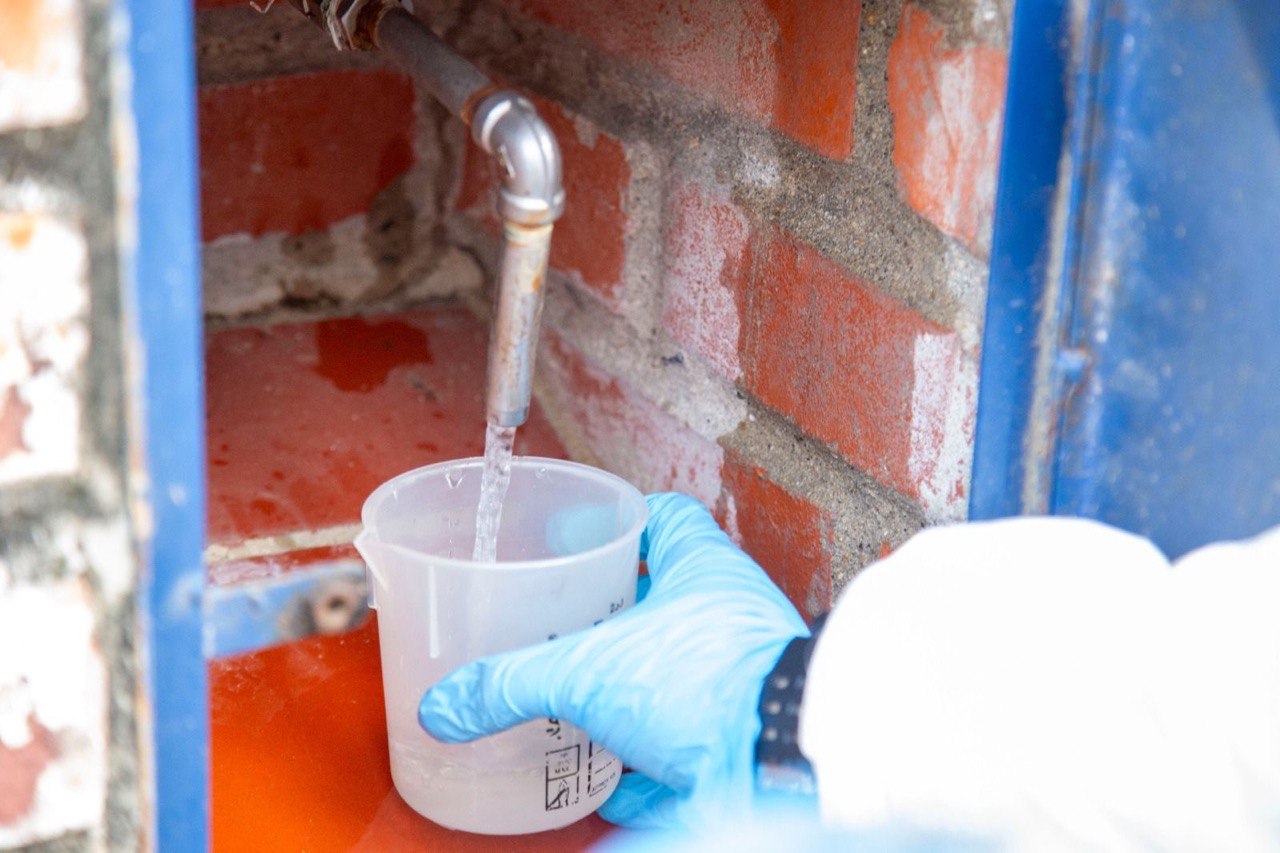 Es transparente y apta